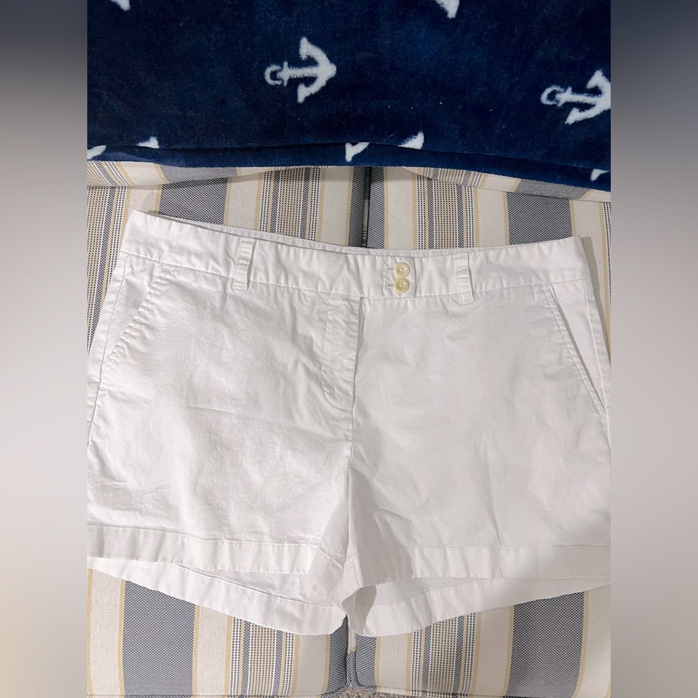 Vineyard Vines white shorts
